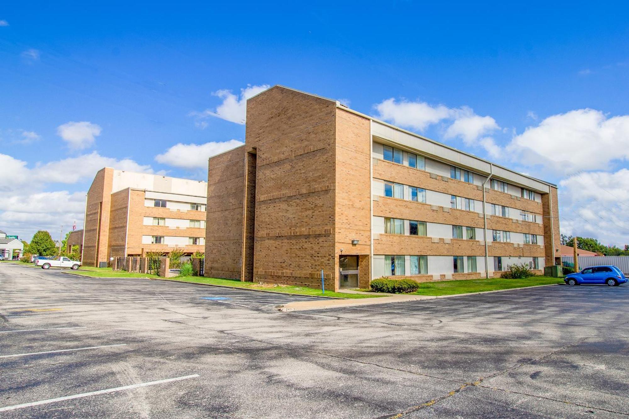 Tulsa Square Hotel Central, I-44 By Oyo Exterior photo